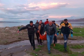 soguk-havada-van-golunde-vatandasi-kurtaran-cesur-polisler-NVbrCXLy.jpg