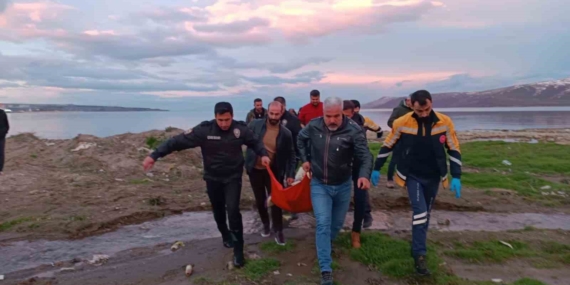 Soğuk Havada Van Gölü’nde Vatandaşı Kurtaran Cesur Polisler