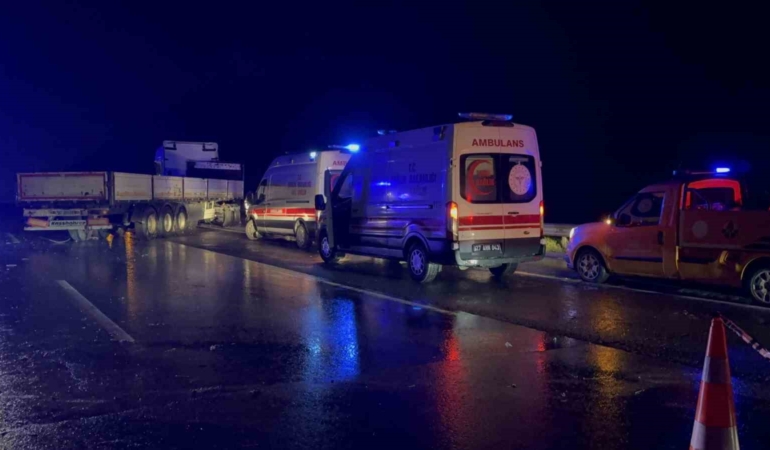 tarsus-adana-gaziantep-otoyolunda-kamyonet-ve-tir-carpisti-1-olu-1-yarali-FA5SngzM.jpg