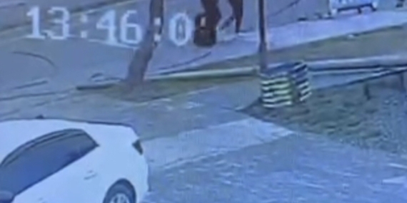 Tatvan’da Korkunç Bir Kazadan Dönüldü: Telefon Direği Yoldan Geçen İki Kişinin Üzerine Düşmeye Aşırı Yakın!