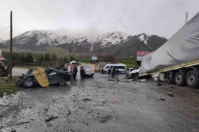 tatvanda-tir-ile-otomobil-carpismasi-2-kisi-hayatini-kaybetti-1-yarali-DPzurlaW.jpg