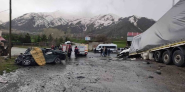 tatvanda-tir-ile-otomobil-carpismasi-2-kisi-hayatini-kaybetti-1-yarali-DPzurlaW.jpg