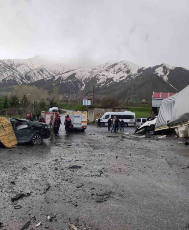 tatvanda-tir-ile-otomobil-carpismasi-2-kisi-hayatini-kaybetti-1-yarali-DPzurlaW.jpg