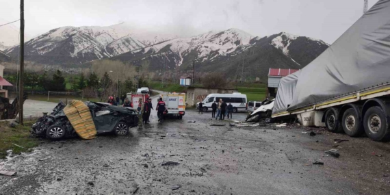 Tatvan’da Tır ile Otomobil Çarpışması: 2 Kişi Hayatını Kaybetti, 1 Yaralı