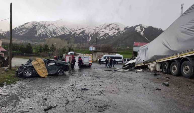 tatvanda-tir-ile-otomobil-carpismasi-2-kisi-hayatini-kaybetti-1-yarali-DPzurlaW.jpg