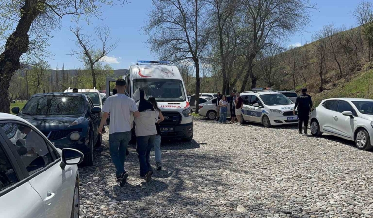 tuncelide-vatandaslarin-kahramanligi-bogulma-tehlikesi-geciren-cocuk-kurtarildi-gGROD7Hl.jpg