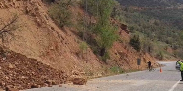 tuncelide-yamactan-dusen-tas-ve-toprak-kutlesi-yolu-kapatmistir-qEuzBjWj.jpg