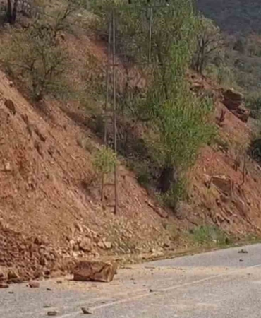 tuncelide-yamactan-dusen-tas-ve-toprak-kutlesi-yolu-kapatmistir-qEuzBjWj.jpg
