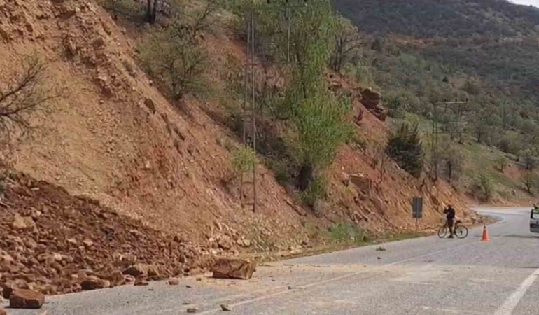 tuncelide-yamactan-dusen-tas-ve-toprak-kutlesi-yolu-kapatmistir-qEuzBjWj.jpg