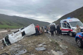 yolcu-minibusu-dere-yataginda-devrildi-16-yarali-W6nLZHaf.jpg