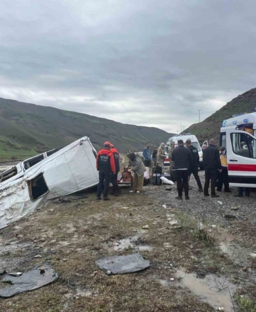 yolcu-minibusu-dere-yataginda-devrildi-16-yarali-W6nLZHaf.jpg