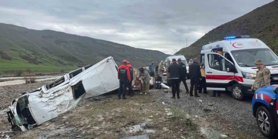 Yolcu Minibüsü Dere Yatağında Devrildi: 16 Yaralı!