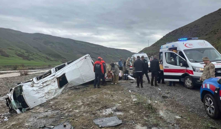 yolcu-minibusu-dere-yataginda-devrildi-16-yarali-W6nLZHaf.jpg