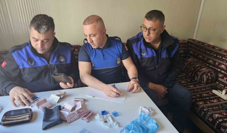 zabita-tarafindan-bulunan-para-ve-altin-sahibine-teslim-edildi-sasirtici-gelisme-XCSHJNcF.jpg