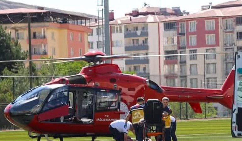 acil-hava-ambulansi-7-aylik-bebegi-kurtarmak-icin-gokyuzune-yukseldi-zrASaKMU.jpg
