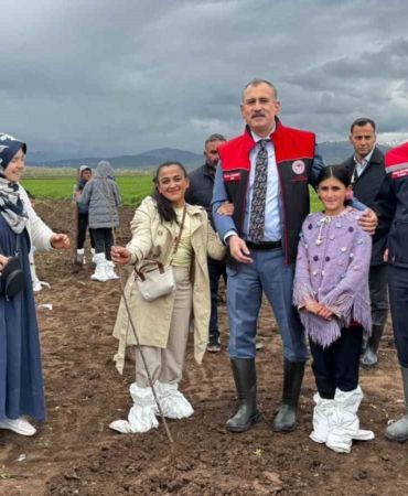 agrida-2500-ciftciye-50000-meyve-fidani-dagitimi-yapildi-YdtqqIL6.jpg