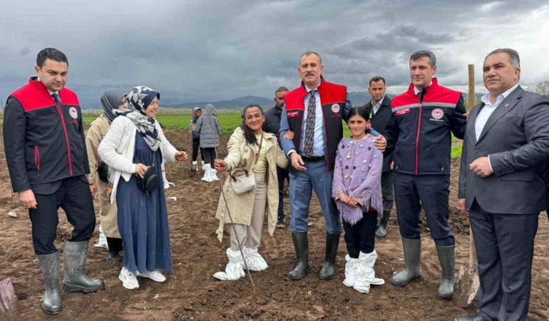 agrida-2500-ciftciye-50000-meyve-fidani-dagitimi-yapildi-YdtqqIL6.jpg