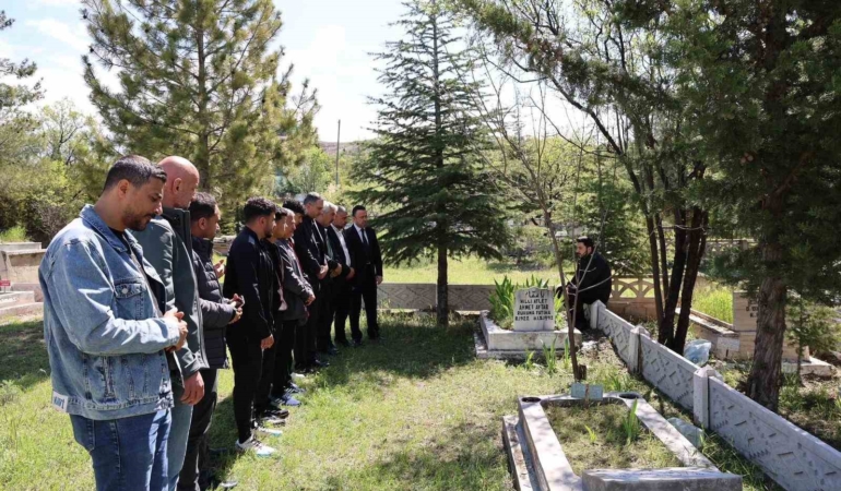 ahmet-aytar-elazigda-kabri-basinda-anma-toreniyle-gun-yuzune-cikti-b23P5Omj.jpg