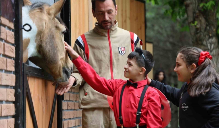 akademisyenler-ve-ozel-cocuklar-icin-at-terapisi-etkinligi-birlikte-ogrenme-deneyimi-9K7vTuF1.jpg