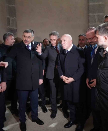 bakan-ciftci-erzurumdaki-fetih-camii-restorasyonunu-yerinde-inceledi-eaTUF66v.jpg