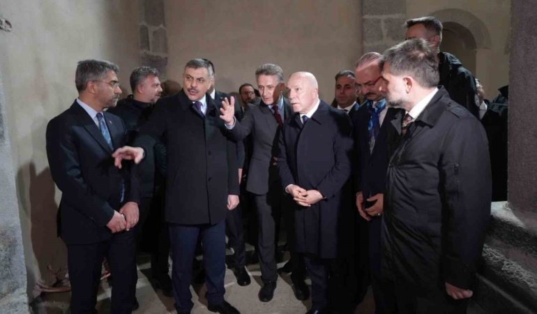 bakan-ciftci-erzurumdaki-fetih-camii-restorasyonunu-yerinde-inceledi-eaTUF66v.jpg