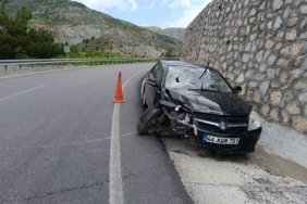 bariyerlere-carpan-aracta-1-kisi-yaralandi-FLkcnO82.jpg