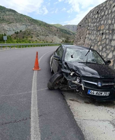 bariyerlere-carpan-aracta-1-kisi-yaralandi-FLkcnO82.jpg
