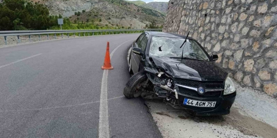 Bariyerlere Çarpan Araçta 1 Kişi Yaralandı