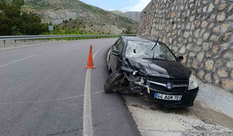 bariyerlere-carpan-aracta-1-kisi-yaralandi-FLkcnO82.jpg