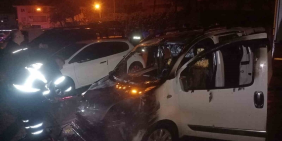 Batman’da Alev Alev Yanan Park Halindeki Otomobil