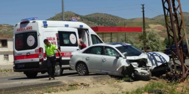 batmanda-baba-ve-ogulun-yaralandigi-direge-carpan-otomobil-kazasi-DJNy2h9C.jpg