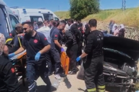 batmanda-istinat-duvarina-carpan-aracta-5-kisi-yaralandi-A8Dd9OsA.jpg