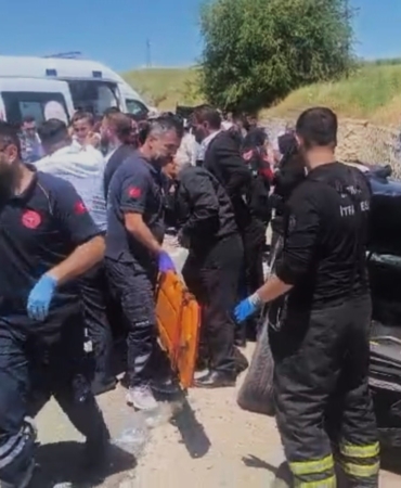 batmanda-istinat-duvarina-carpan-aracta-5-kisi-yaralandi-A8Dd9OsA.jpg