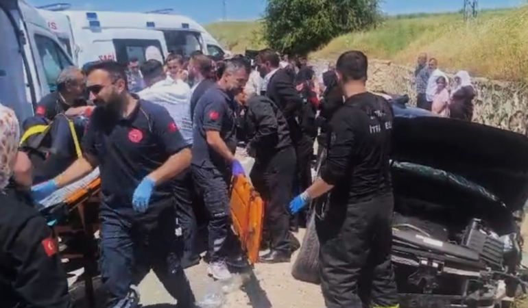 batmanda-istinat-duvarina-carpan-aracta-5-kisi-yaralandi-A8Dd9OsA.jpg