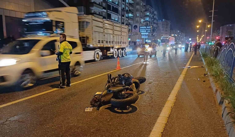 batmanda-motosiklet-kazasinda-yaya-ve-surucu-hayatini-kaybetti-cWxRVnQa.jpg