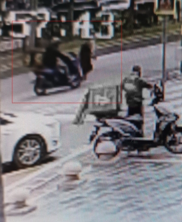 batmanda-motosikletin-yayaya-carpma-ani-guvenlik-kamerasinda-goruntulendi-aSJLUl7Y.jpg