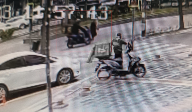batmanda-motosikletin-yayaya-carpma-ani-guvenlik-kamerasinda-goruntulendi-aSJLUl7Y.jpg