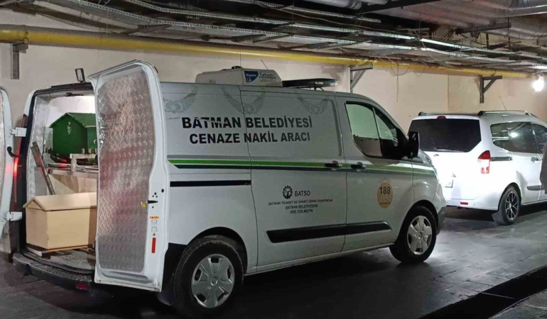 batmanda-otomobil-carpan-cocuk-hayatini-kaybetti-5GQeuABz.jpg