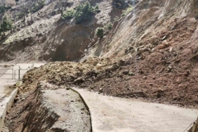 batmanda-saganak-sonrasi-heyelan-nedeniyle-koy-yollari-kapandi-J1LcvKVp.jpg