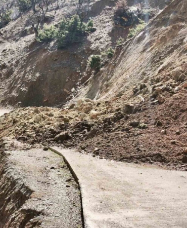 batmanda-saganak-sonrasi-heyelan-nedeniyle-koy-yollari-kapandi-J1LcvKVp.jpg