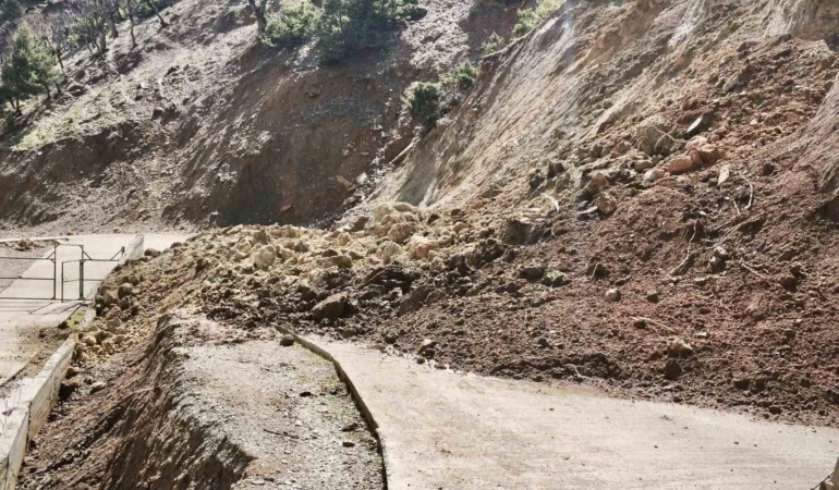 batmanda-saganak-sonrasi-heyelan-nedeniyle-koy-yollari-kapandi-J1LcvKVp.jpg