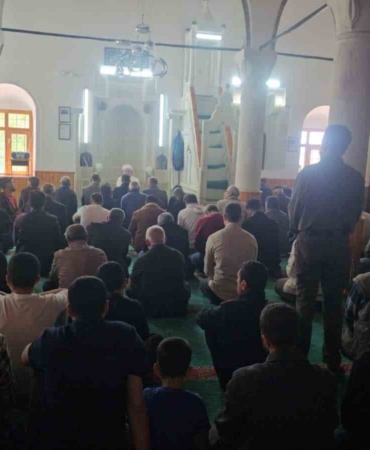 bayramin-ucuncu-gunu-cami-dolu-cuma-namazinda-vatandaslarin-yogun-katilimi-VJvf1n3w.jpg