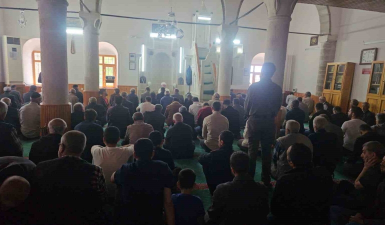 bayramin-ucuncu-gunu-cami-dolu-cuma-namazinda-vatandaslarin-yogun-katilimi-VJvf1n3w.jpg