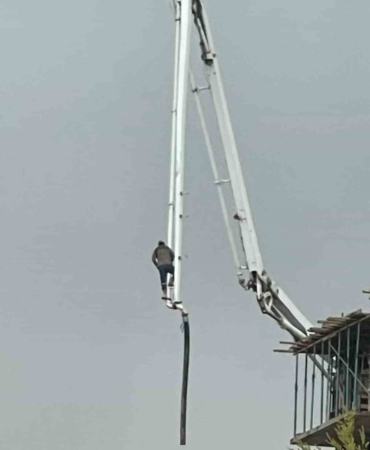beton-pompasinin-zirvesine-tirmanan-isci-hayatini-tehlikeye-atti-KKI4DUte.jpg