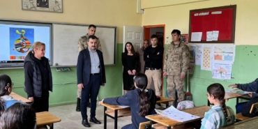 dicle-kaymakami-atis-ogrencilerle-ve-ogretmenlerle-bir-araya-geldi-JMmnfBES.jpg