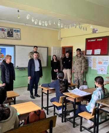 dicle-kaymakami-atis-ogrencilerle-ve-ogretmenlerle-bir-araya-geldi-JMmnfBES.jpg