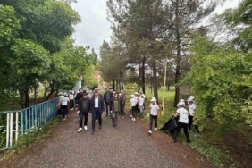 dicle-kaymakami-mustafa-atistan-ogrencilere-yesil-vatan-bilinci-okul-bahcesi-temizligi-7avpPvOu.jpg