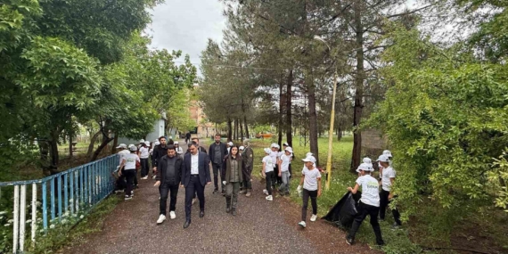 Dicle Kaymakamı Mustafa Atış’tan Öğrencilere Yeşil Vatan Bilinci: Okul Bahçesi Temizliği