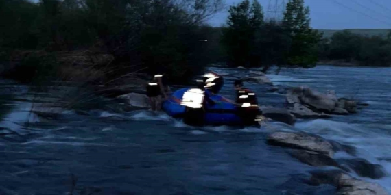 Dicle Nehri’nde Mahsur Kalan Genç Cesurca Kurtarıldı