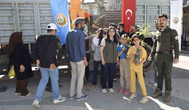 dicle-orman-isletme-sefliginden-ilceye-1500-fidan-dagitimi-RcTNTXRK.jpg